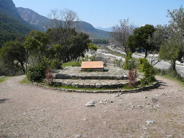 Battle of Thermopylae : Story, Photos - The Monuments
